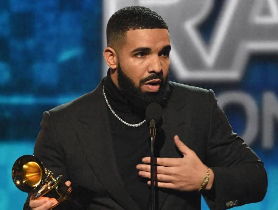 drake演唱会收到巨型纪念品 ,网友表示"尺寸逆天"_演出_巡回_音乐