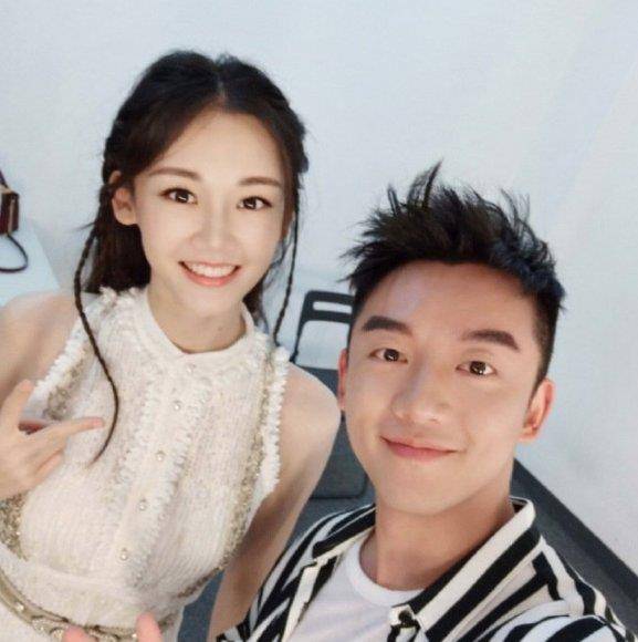 苗苗上《奔跑吧》,上演公交车追老婆,真是给大家撒满了狗粮!