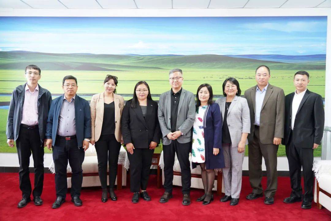 满洲里俄语职业学院与蒙古国立大学东方省分校举行工作会谈并签署合作