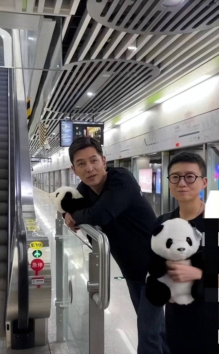 40岁胡歌坐地铁被偶遇,皱纹可见,婚戒抢镜,无人让座引风波_因为_网友