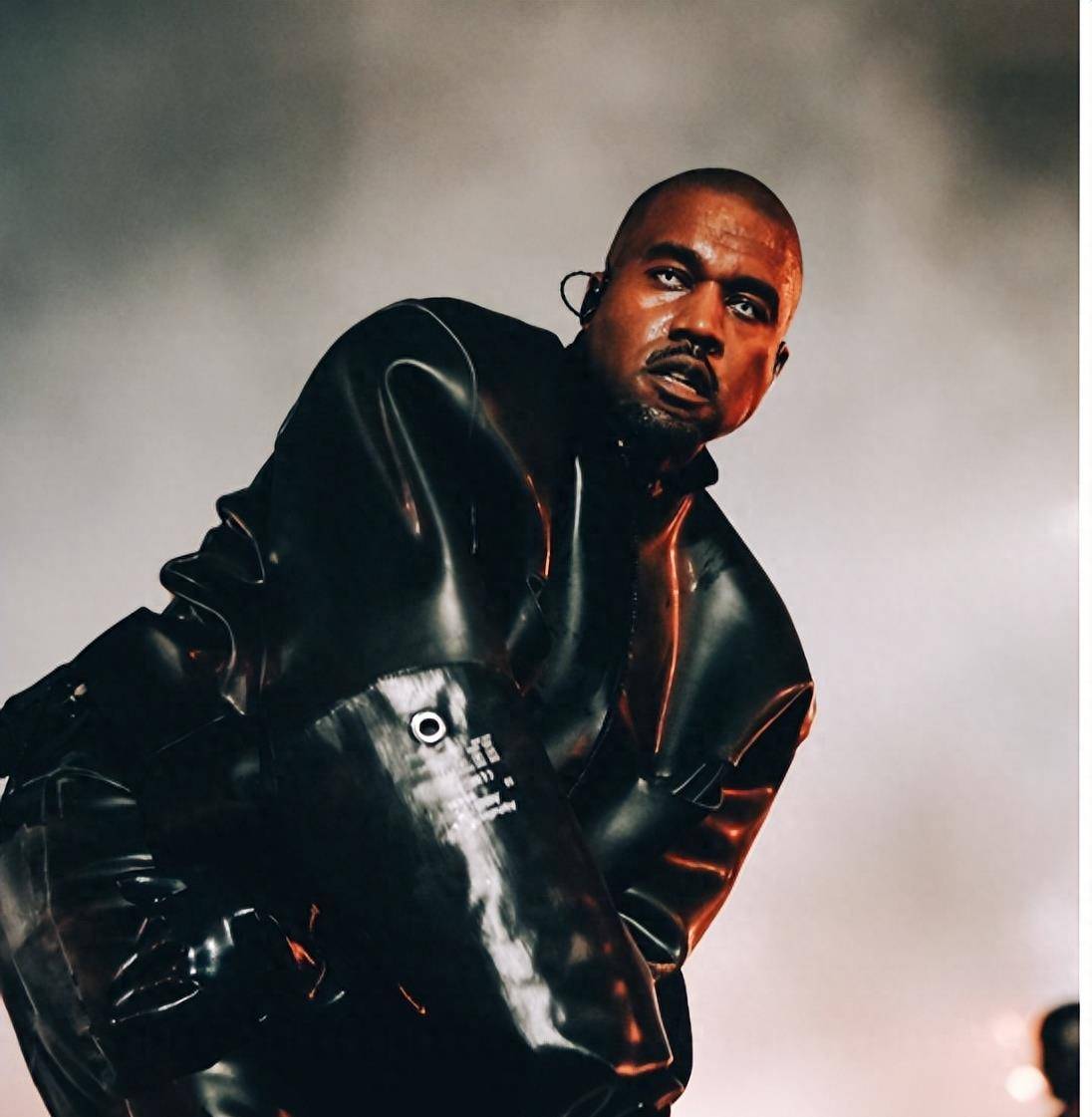 drake演唱会收到巨型纪念品 ,网友表示"尺寸逆天"_演出_巡回_音乐