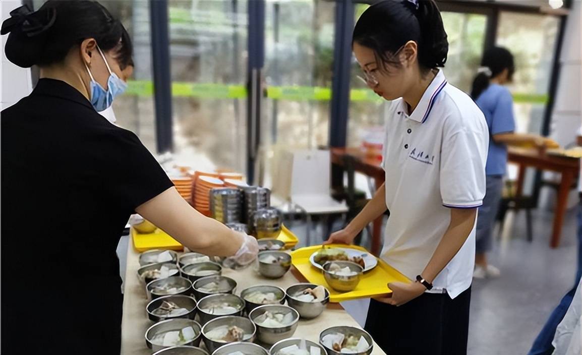 预制菜走进名校,武汉大学食堂被学生曝光,高校的解释叫人失望