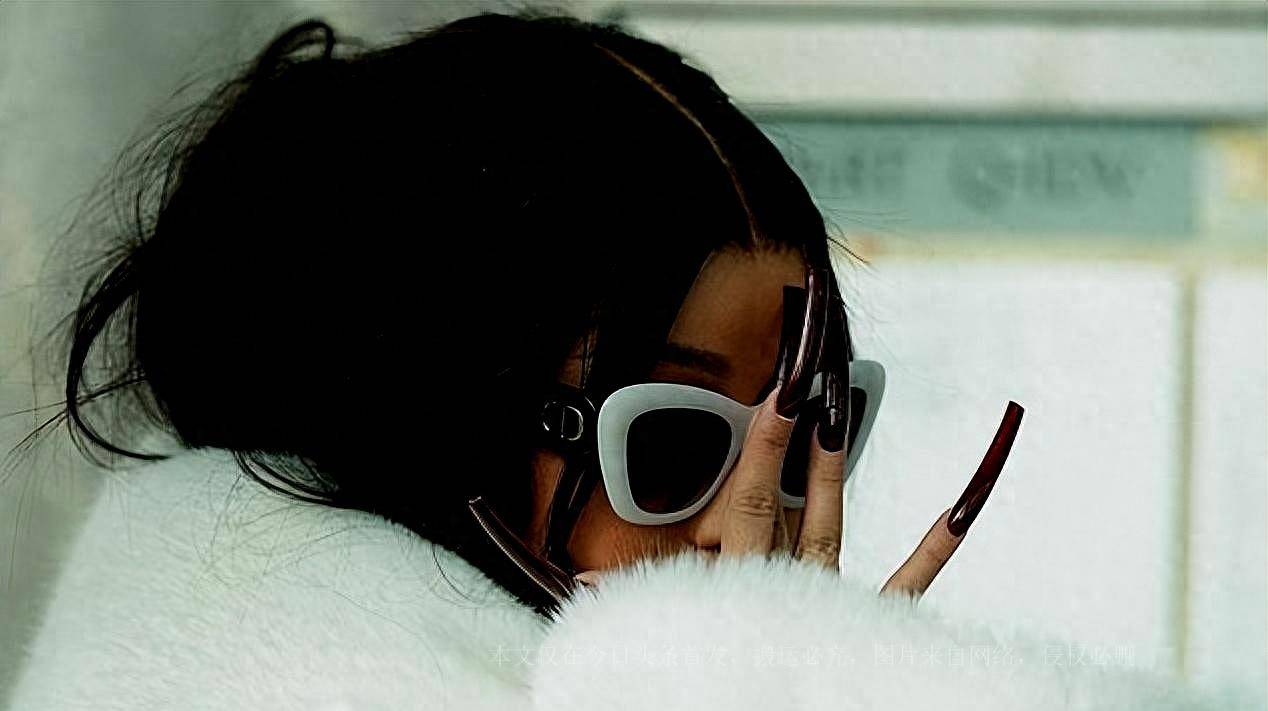 cardib又被送上法庭穿奶白修身裙,移除95%填充物的臀部仍庞大_卡迪