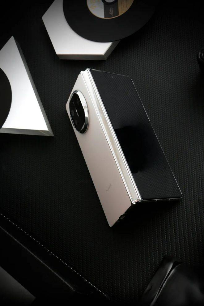 和mate x3一样,mate x5也支持上下分屏,以前开启左右分屏看视频内容时