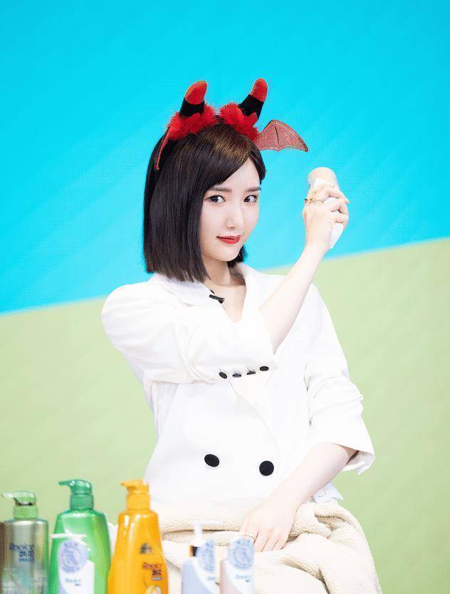 有种"保守"叫毛晓彤嫌裙子短,就故意加层时尚,没想到意外秀出奶棒腿