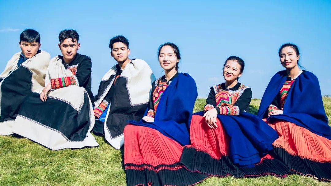 彝族少年乐队"拾光者计划"的老师刘烨龙就带领着大凉山的孩子们拉电线