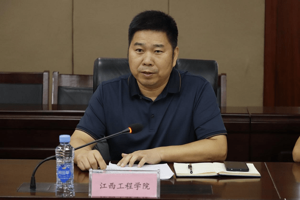 座谈会上,江西工程学院党委委员,校长助理邹建民首先代表学校对与会