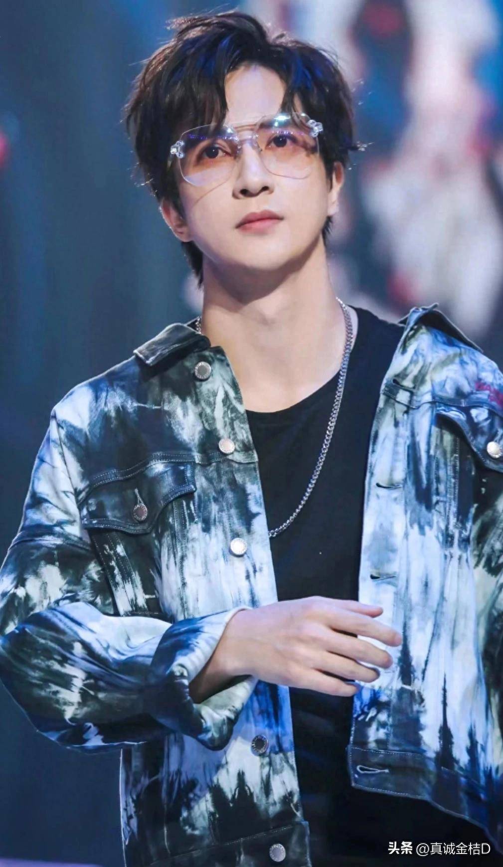 无论是《演员》中的深情演唱,还是《高尚》中的动人旋律,薛之谦都为