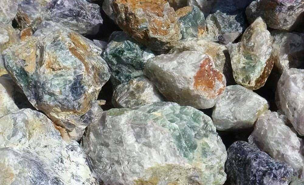 福建深山发现"蛇眼石",散发奇香冒绿光,深夜引来大量毒蛇聚集_石头