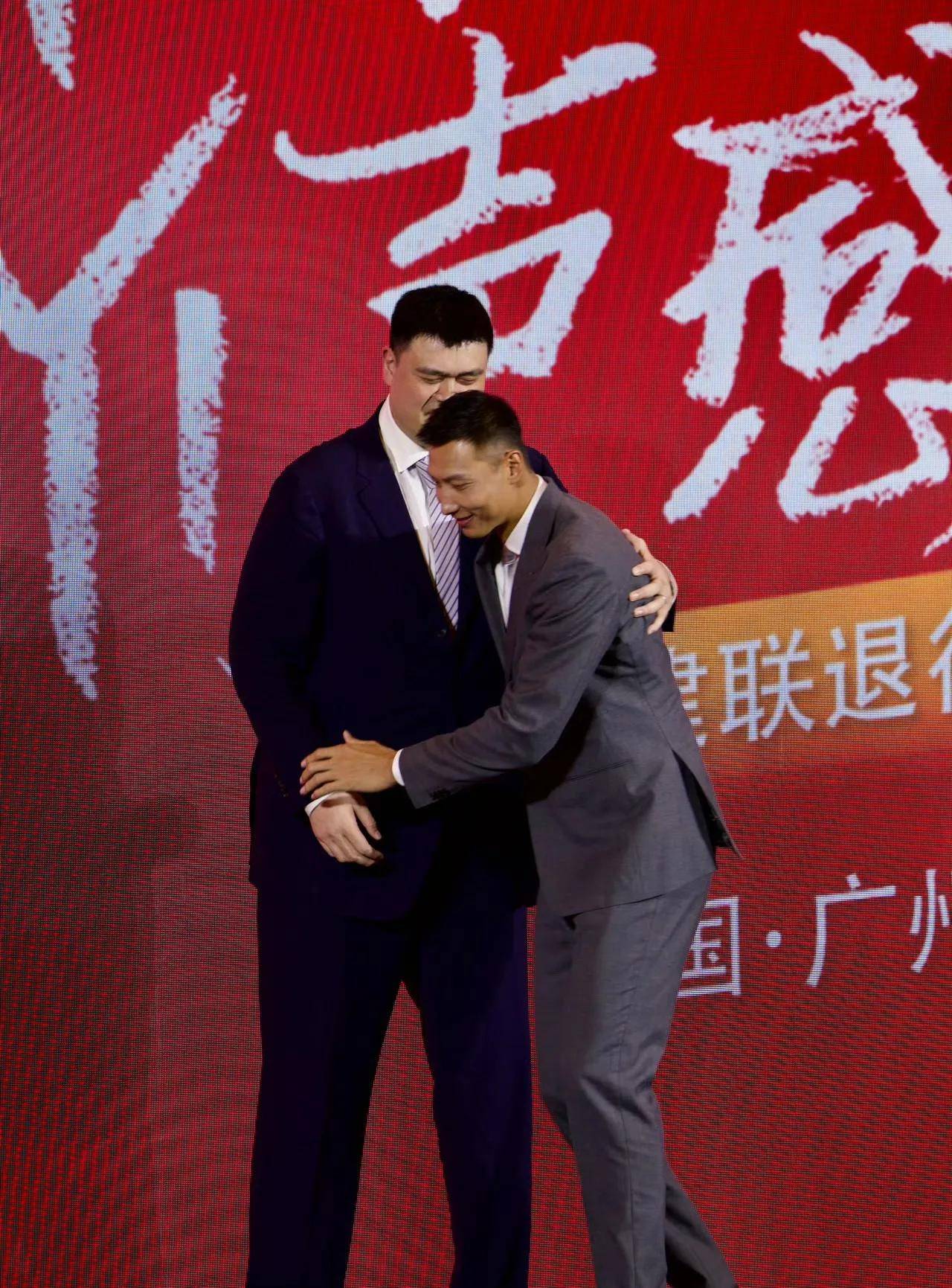 今天,在广州易建联的退役发布会,也是正式展开.