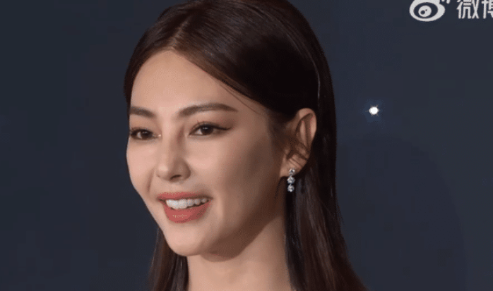 张雨绮现身红毯鼻子引关注,笑时皮肉绷紧,网友喊话恢复期别乱跑_时尚