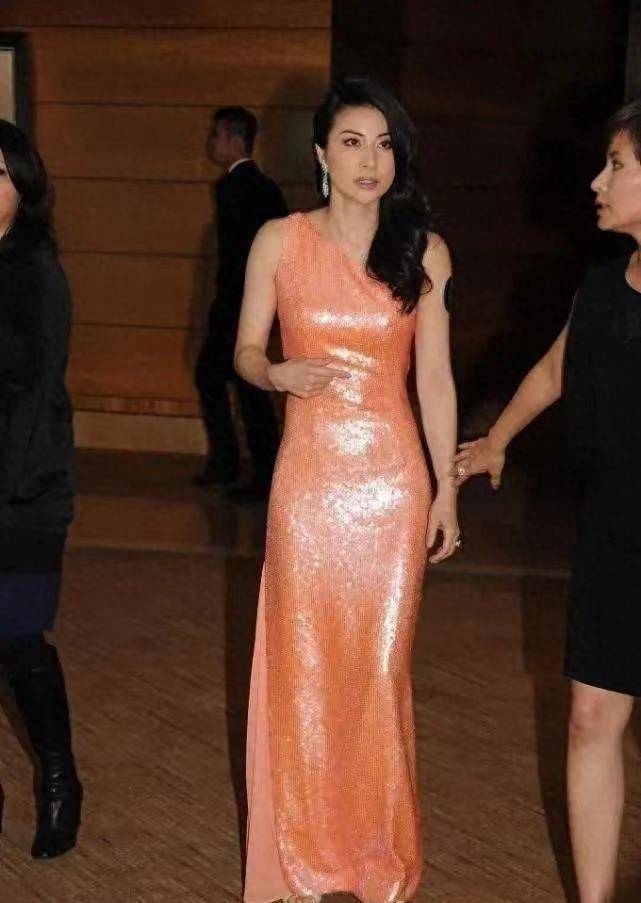 豪门阔太郭晶晶大变风格,橘金色礼服风采炫目,节俭形象成过去?