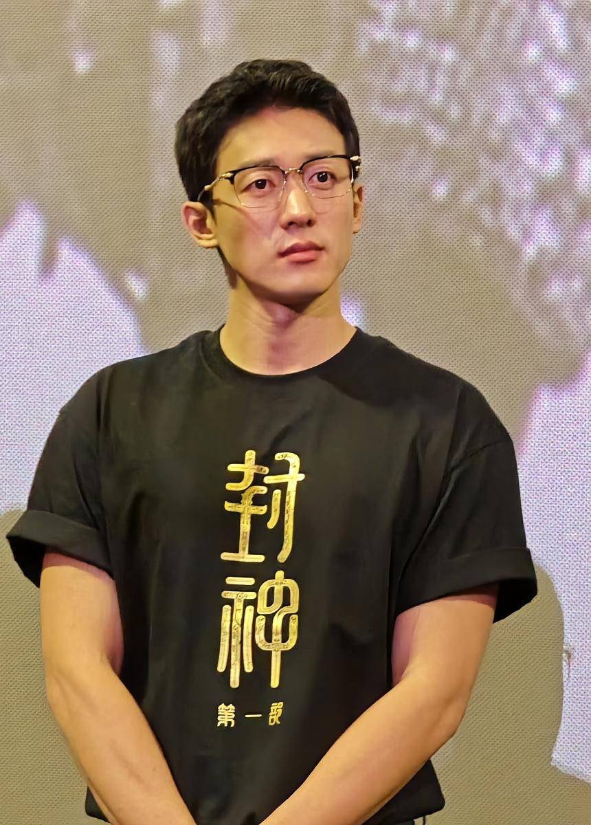 钟楚曦侯雯元恋情疑似曝光,网友:她什么时候跟张云龙分手了?