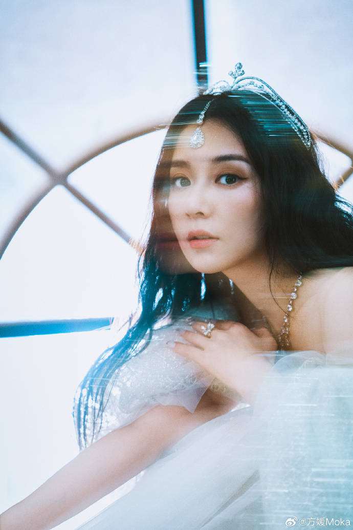 郭富城老婆方媛分享写真美照,洁白礼服宛如新娘,身材曼妙惹人爱_显得