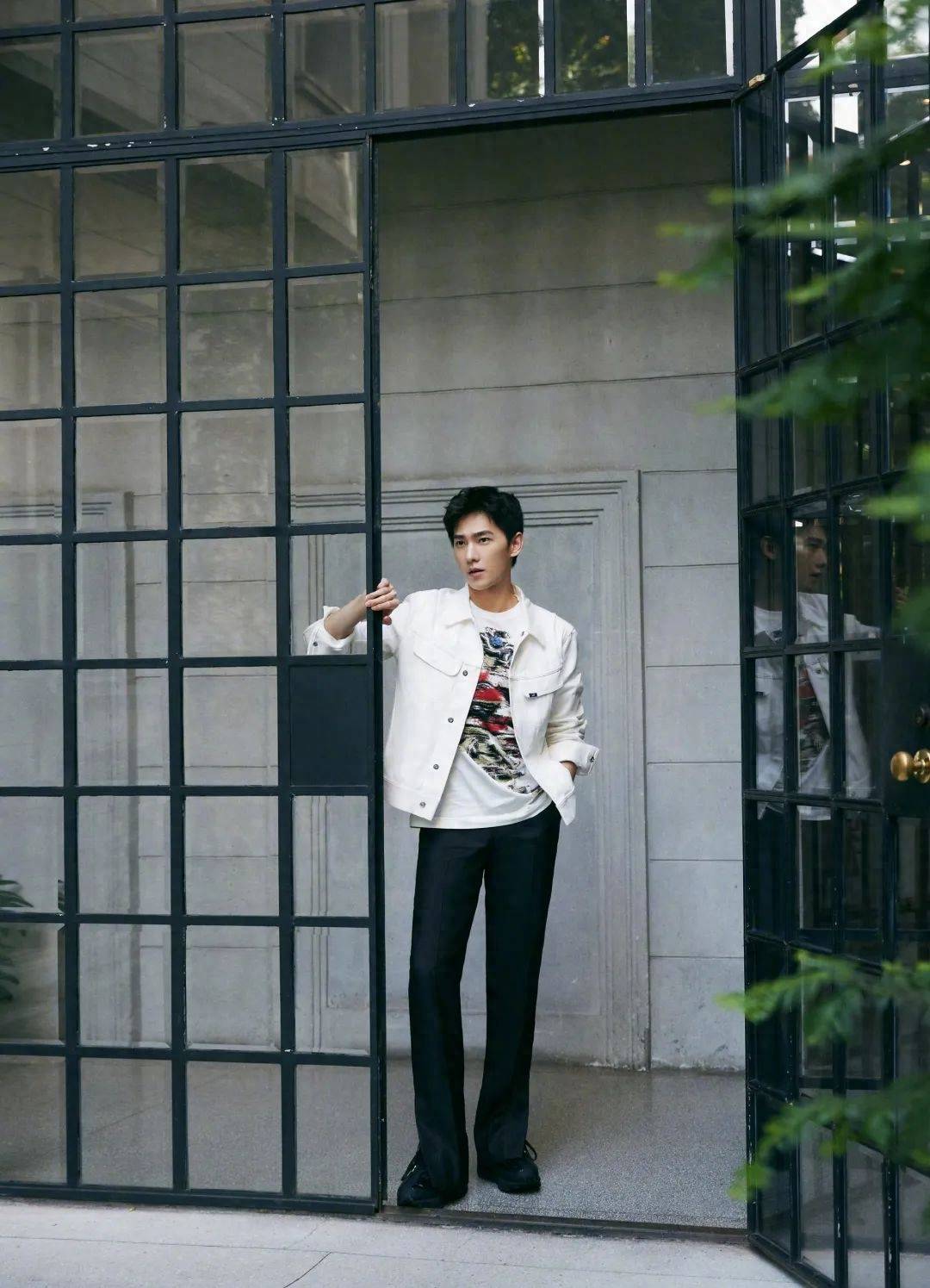 李昂昂的朋友圈 - 佟丽娅夏日海边纯欲风,千玺沉着稳重演绎别样风格