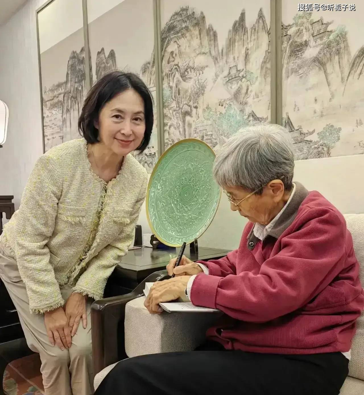 61岁依旧是个美人,气质出众,拜访前辈毕恭毕敬_曾昭仪_穿着_樊锦诗