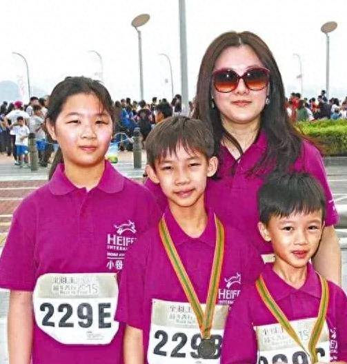 她为让41岁的伏明霞拼四胎,花100亿买下亚洲最奢华的大医院_梁锦松