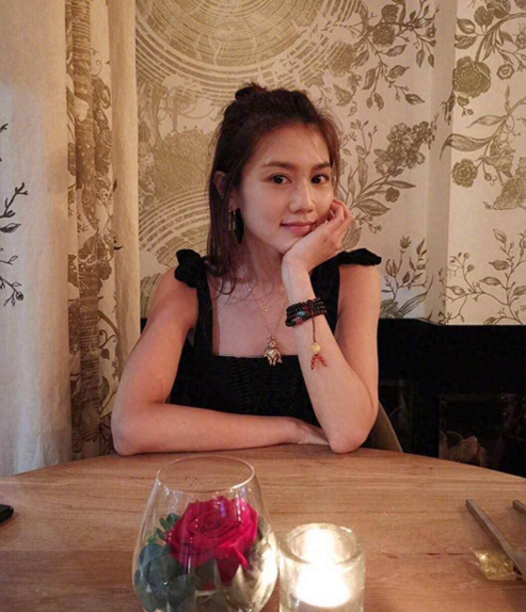 香港著名女星自曝曾经不守规矩,见面地点是酒吧_周秀娜_照片_平台