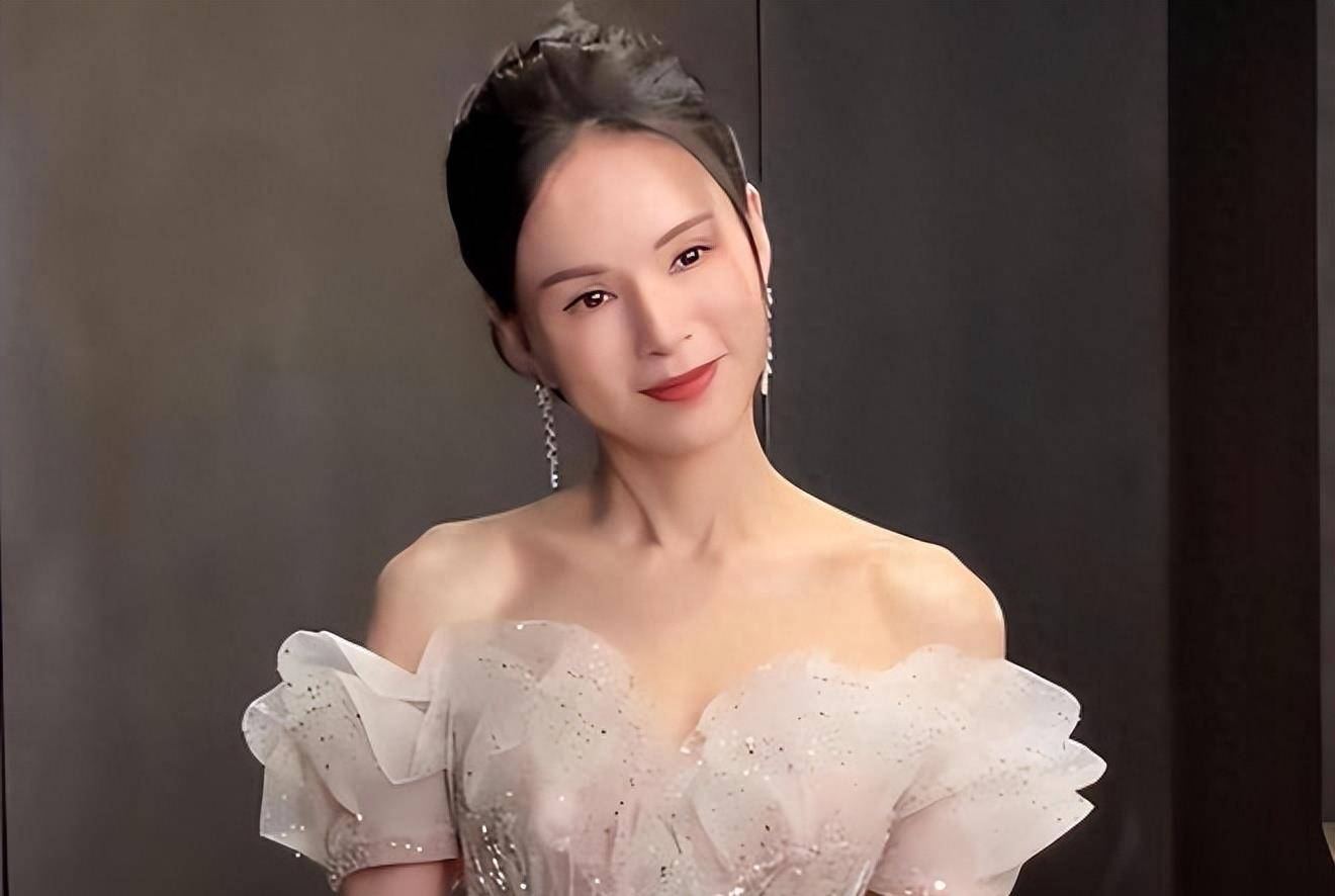 57岁李若彤罕晒素颜健身照,双颊略松弛皱纹不明显,状态超年轻_照片