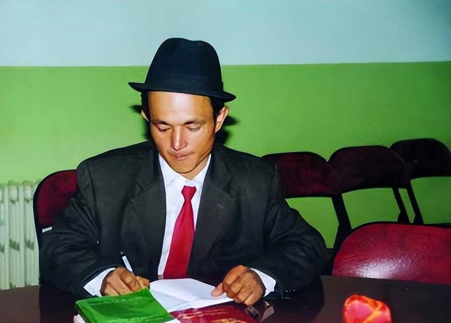 "努尔买买提一下子趴在这块玉上,用手轻轻地抚摸着青翠,细腻的美玉,买