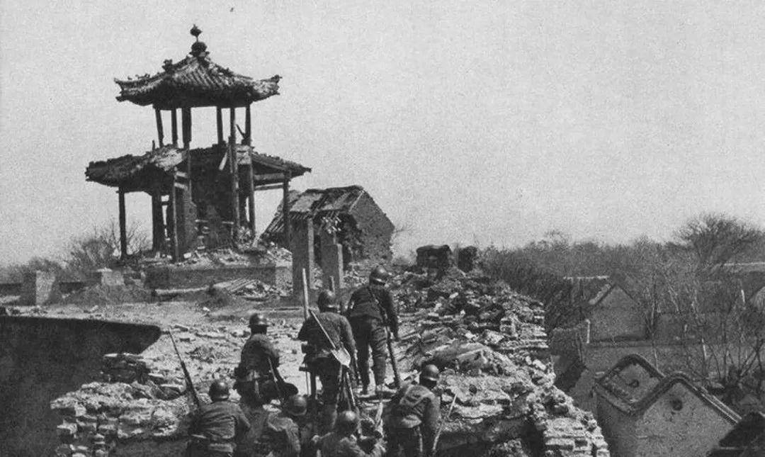 1938年1月到5月,徐州会战爆发了,虽然在台儿庄战役中,国军取得了一次