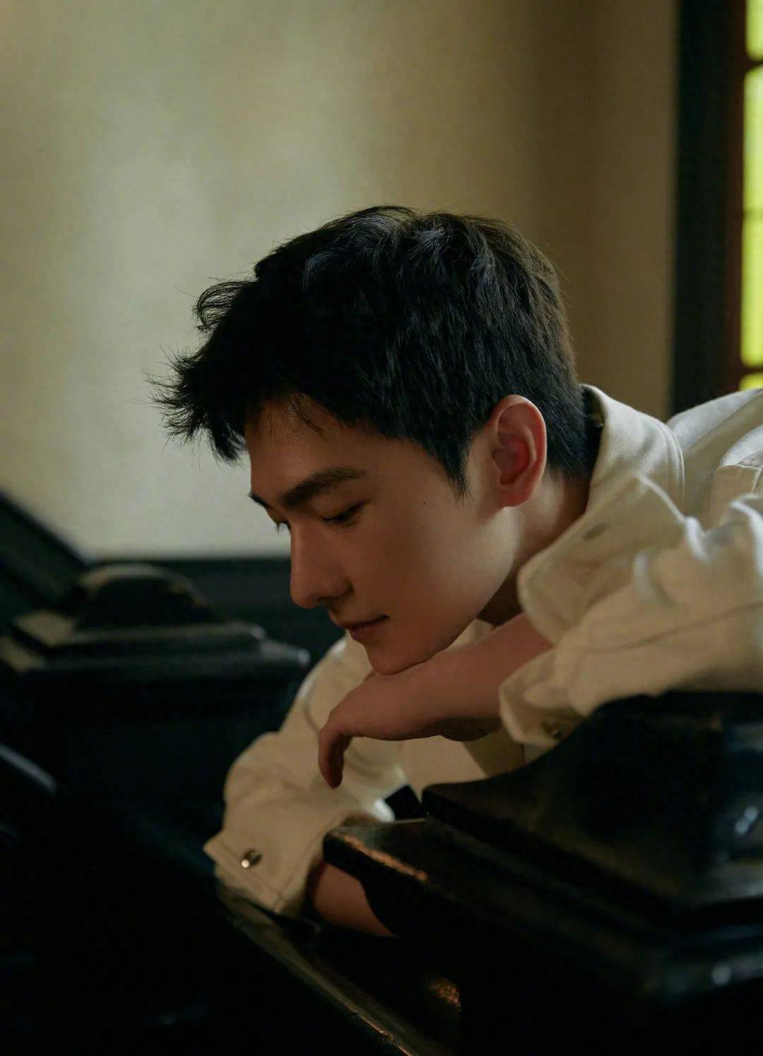 李昂昂的朋友圈 - 佟丽娅夏日海边纯欲风,千玺沉着稳重演绎别样风格