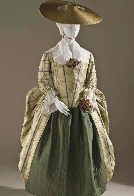 18世纪的法国社会有着非常严格的着装规范,服装被视为贵族身份和社会