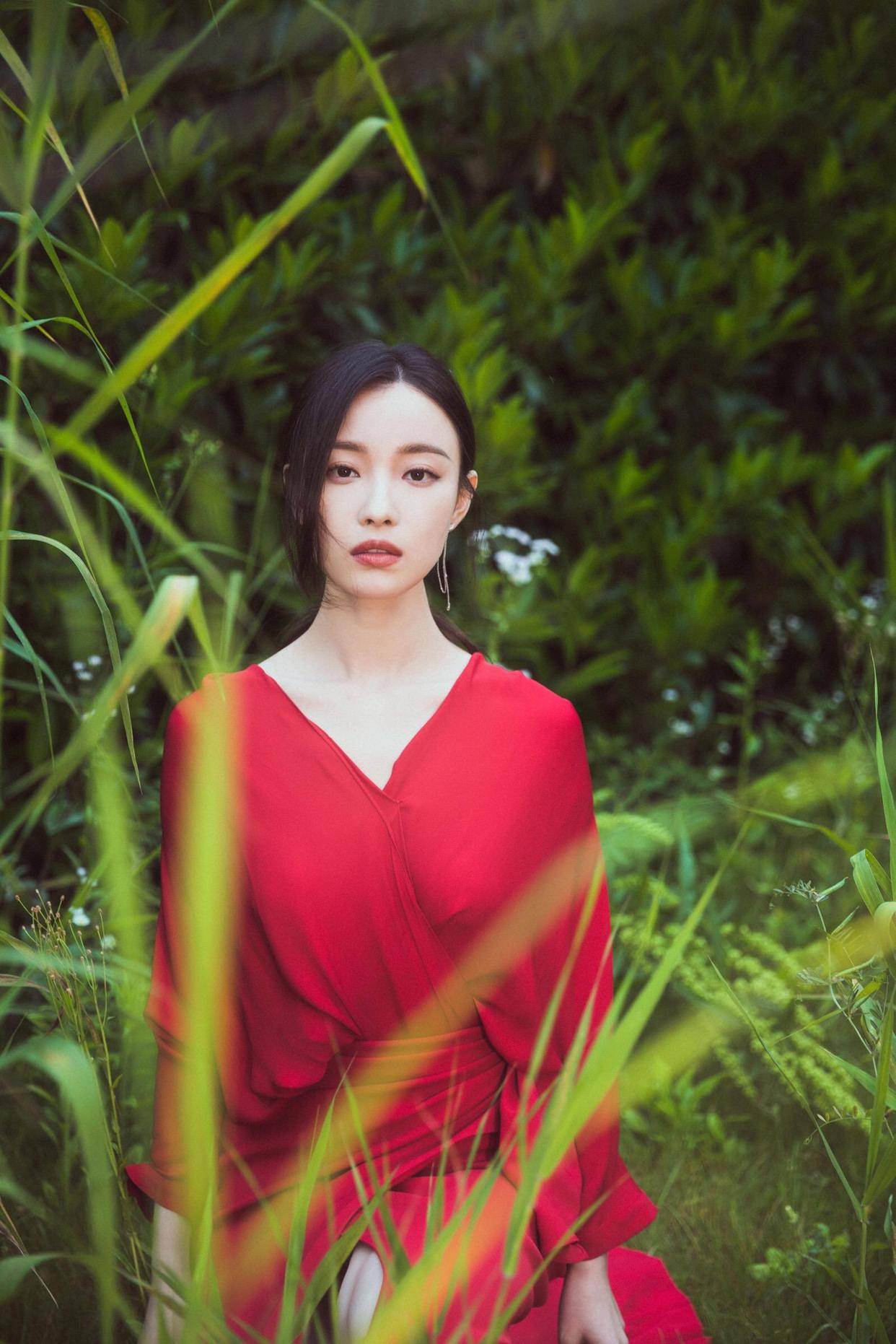 首先是造型,倪妮饰演的女主角叶流西失去记忆,身世神秘,被称为"沙漠