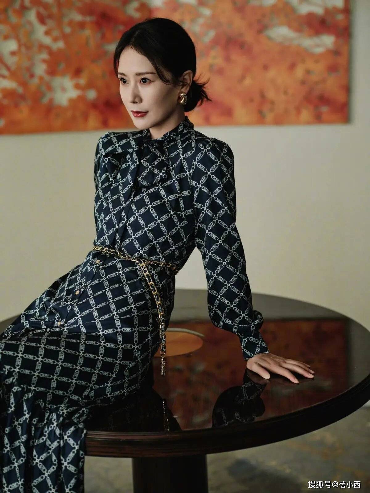 海清的身材被低估了,穿v领亮片连衣裙,熟女身材果真迷人_黑色_女人