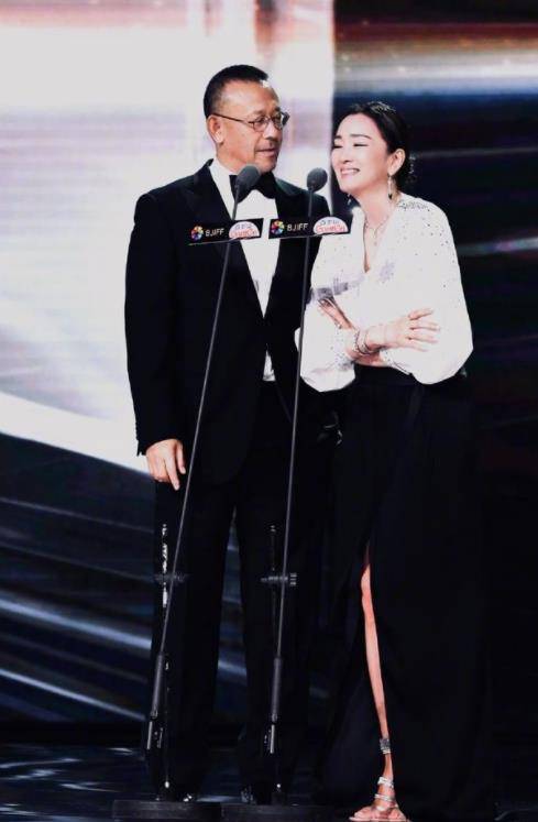 颁奖顺便抱一个,台下陈道明葛优都笑开了花_舞台_电影节_黑色