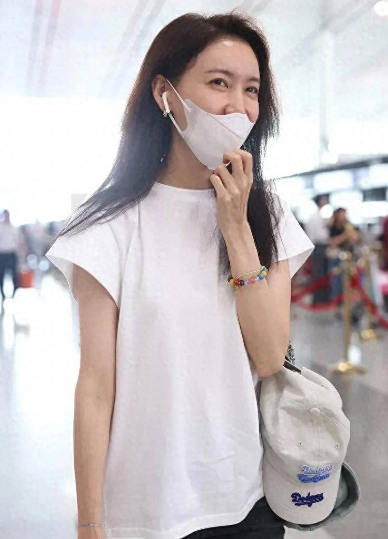 41岁了,高露也老了,素颜出门时,头发毛躁干燥,鼻纹清晰可见_穿着_面具