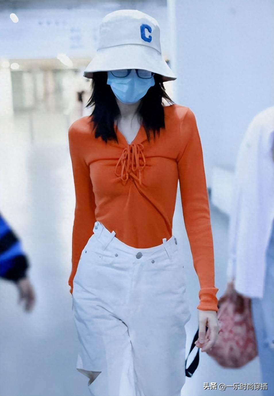 迪丽热巴暴瘦成"飞机场"!