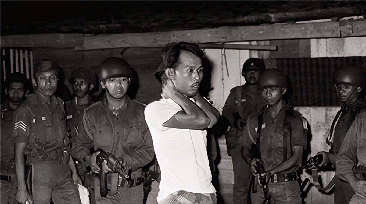 1998年印尼屠华事件:10万华人妇女当街被侵犯,50万华人被屠杀_发展