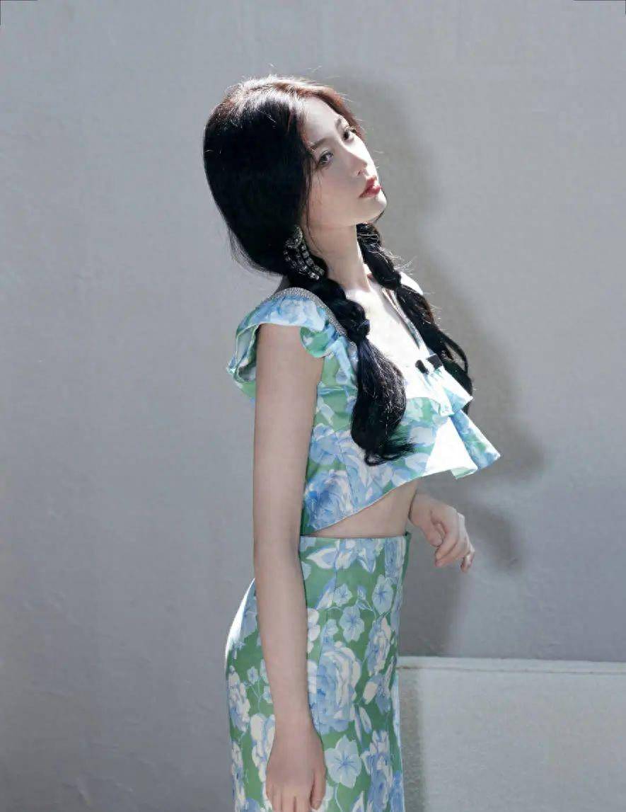 虞书欣出镜惊艳,碎花裙摇曳生姿,秀出小蛮腰,尽显夏日优雅风情!