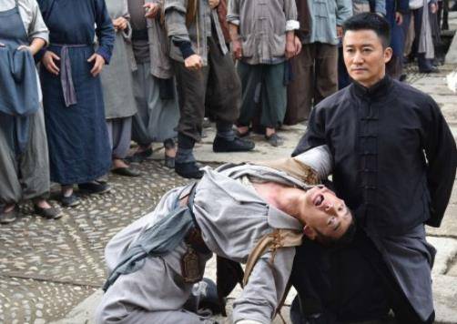 吴京又被曝受伤,头朝地从马上栽了下来,起身后先问马有没事_电影_经历