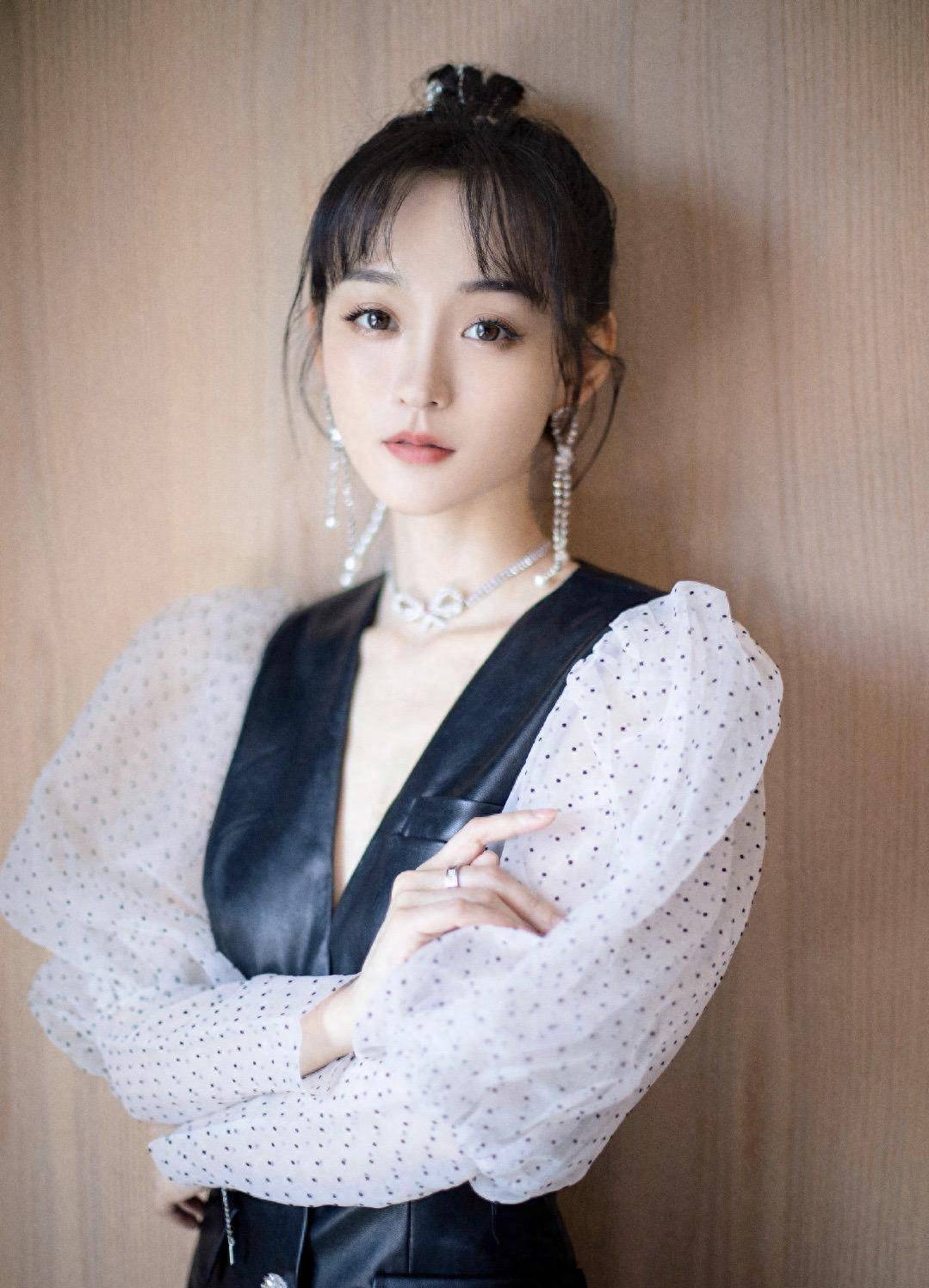 何泓姗出席王者荣耀活动,黑色皮马甲泡泡袖又帅又酷,嘟嘴好可爱_感觉