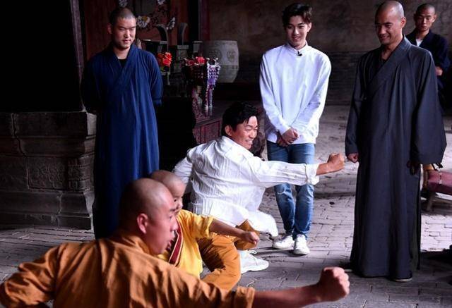 38岁王宝强重回少林寺, 衣锦还乡获师兄弟开心迎接, 大秀拳法状态好