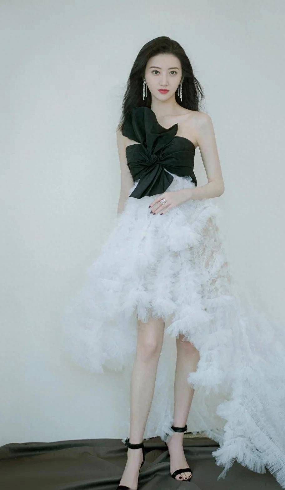 景甜身穿抹胸短裙,尽显迷人魅力!_时尚_身材_展现