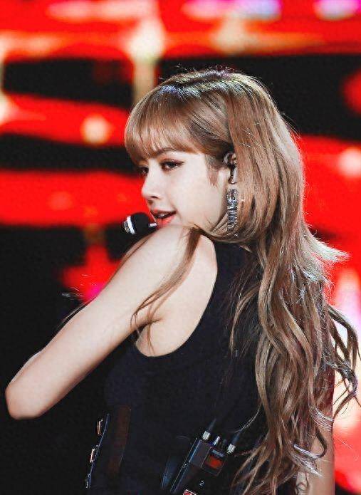 lisa 疯马秀造型曝光!躺酒杯里湿身诱惑,票价250,疯马官方回应!