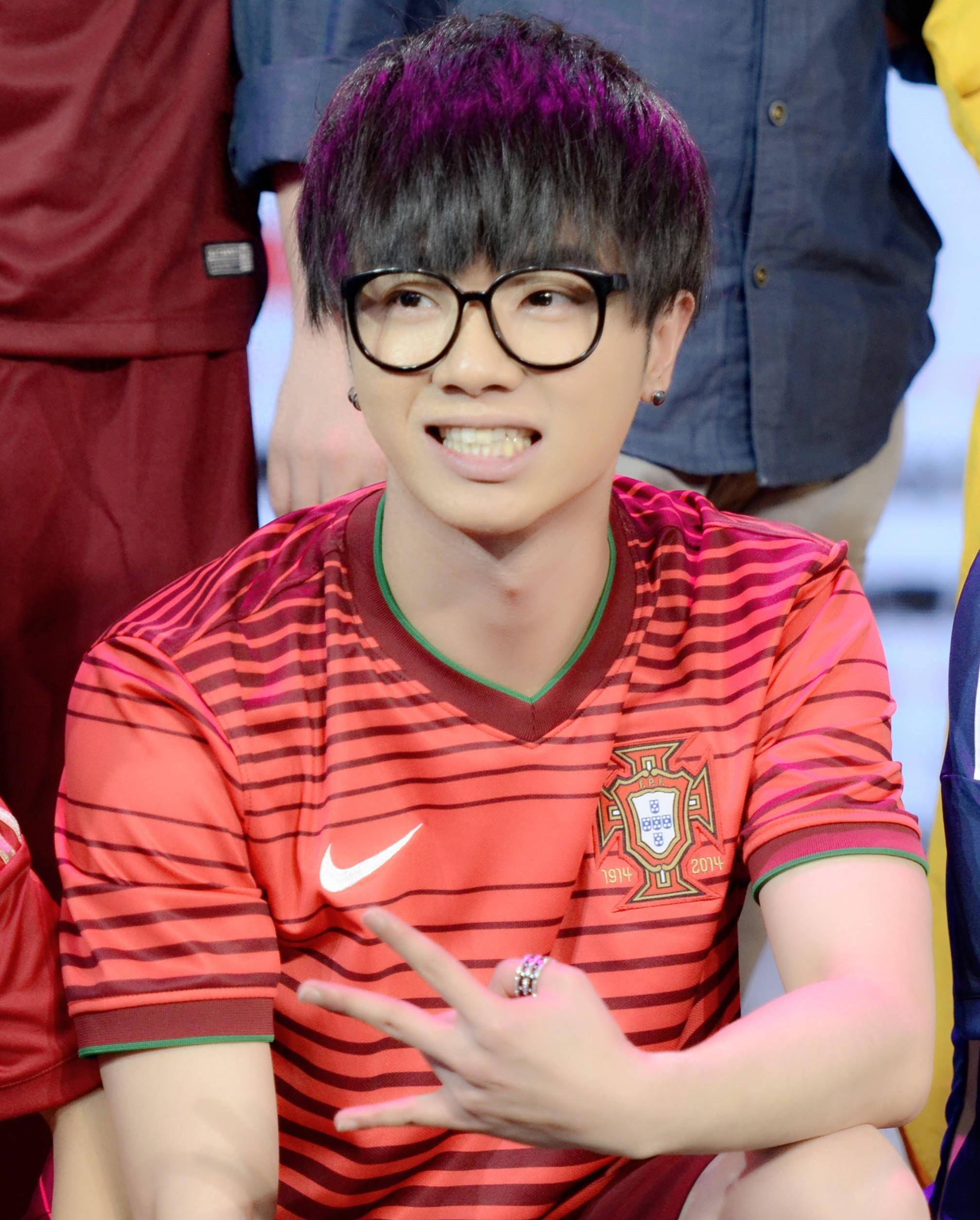 53岁小高近况曝光,瘦得疑似整容,尖下巴酷似华晨宇_网友_大陆_质疑