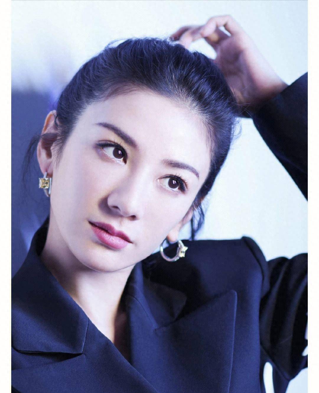 46岁黄奕晒照庆生!