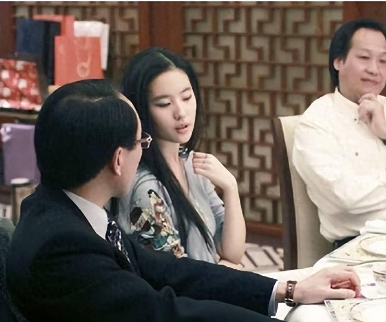 刘亦菲亲生父亲身份曝光,家庭背景如此强大_安少康_陈金飞_母亲