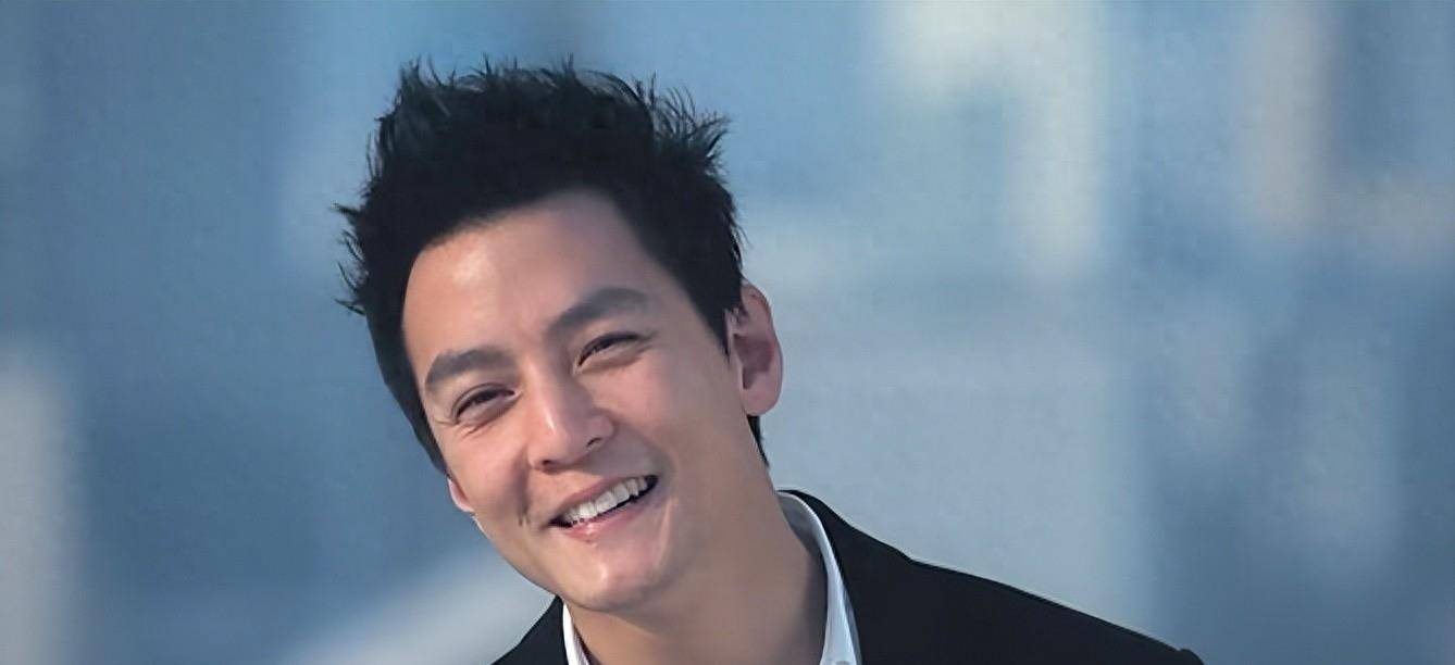 大背头花衬衫,48岁吴彦祖撞脸吴镇宇?