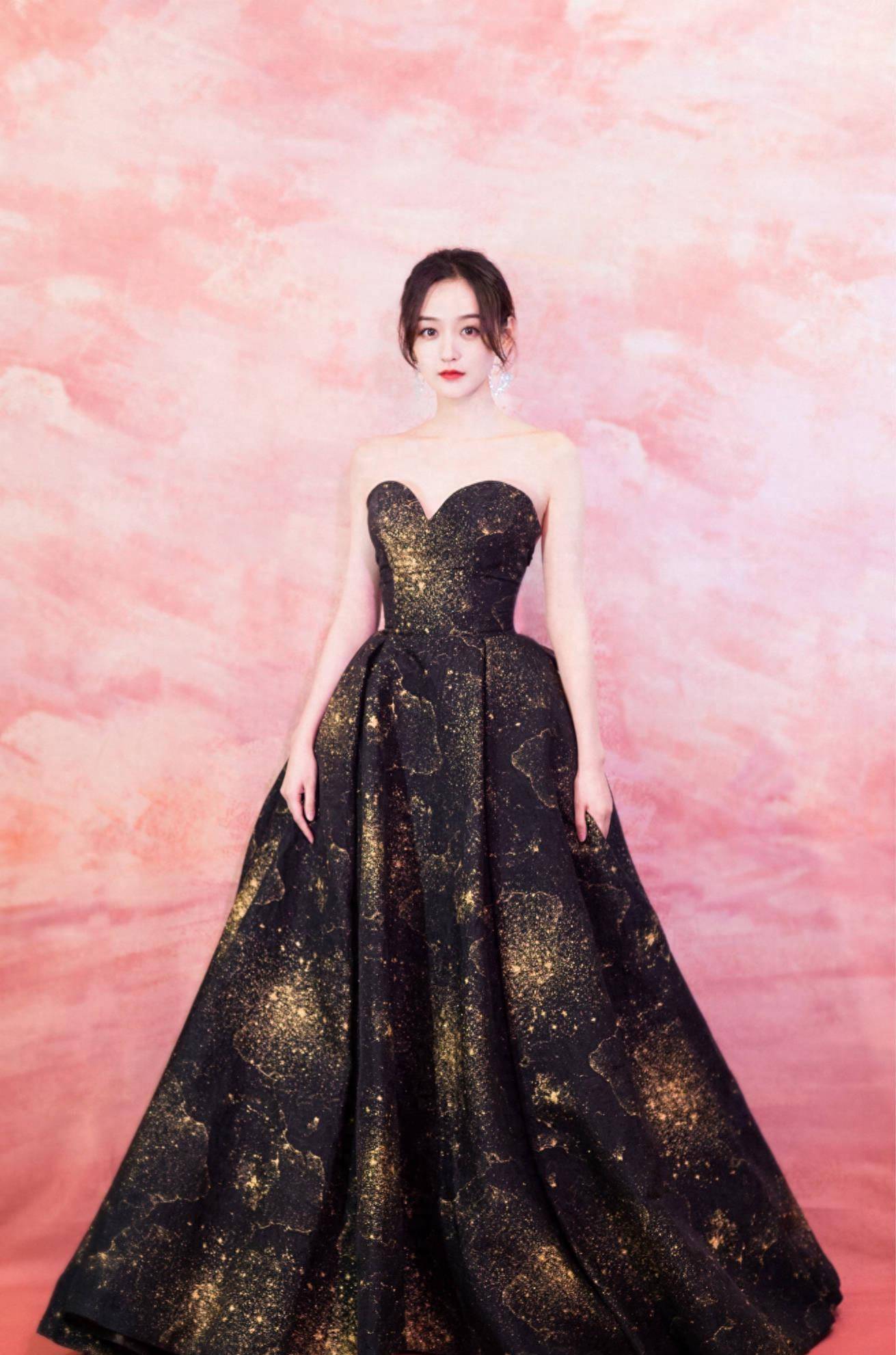 何泓姗出席王者荣耀活动,黑色皮马甲泡泡袖又帅又酷,嘟嘴好可爱_感觉