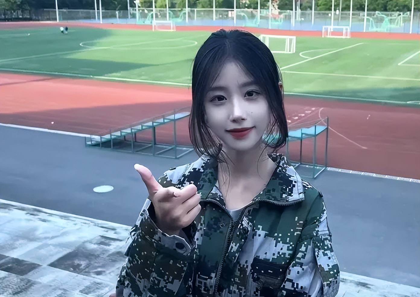 女生晒军训照,标准"校花"颜值,男生:单身不科学,和谁在谈呢_级新生