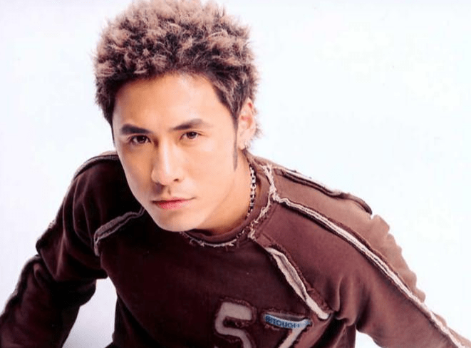 从视频中可以看出,47岁的黄征身材健硕,肌肉线条紧实,没有多余的脂肪.