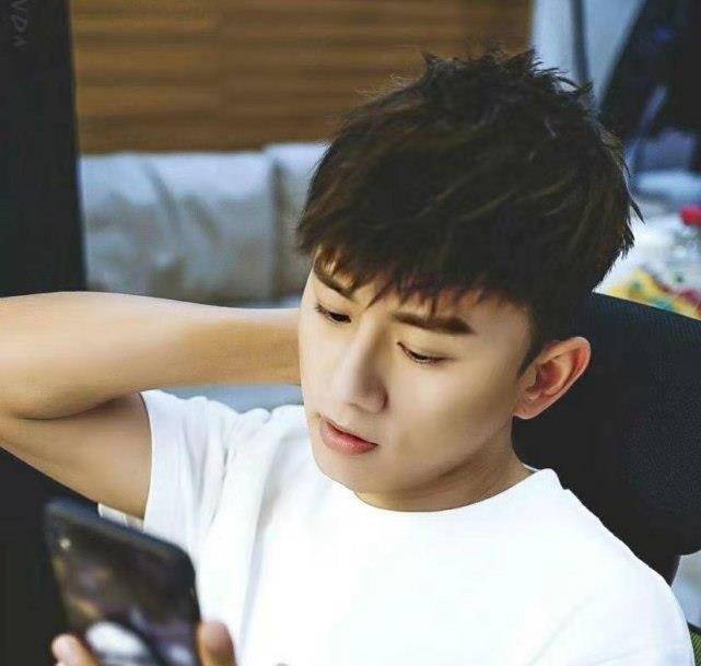 张杰粉丝发文诅咒谢娜,语言恶毒没法看,谢娜超话主持人呼吁粉丝举报