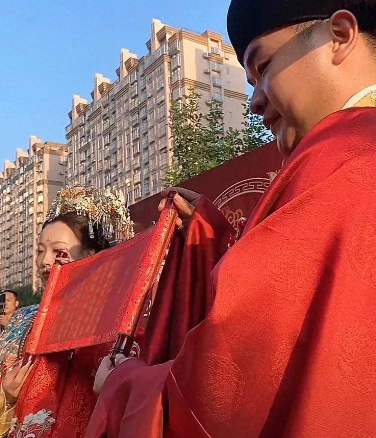 郭刚堂二子郭伟大婚,孙海洋申军良等到场庆祝,仪式感十足_家人_婚礼
