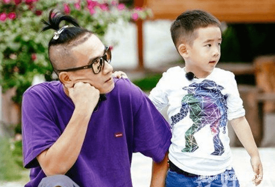 54岁陈小春晒父子合照,1岁小儿子发量惊人,与jasper如复制粘贴_hoho