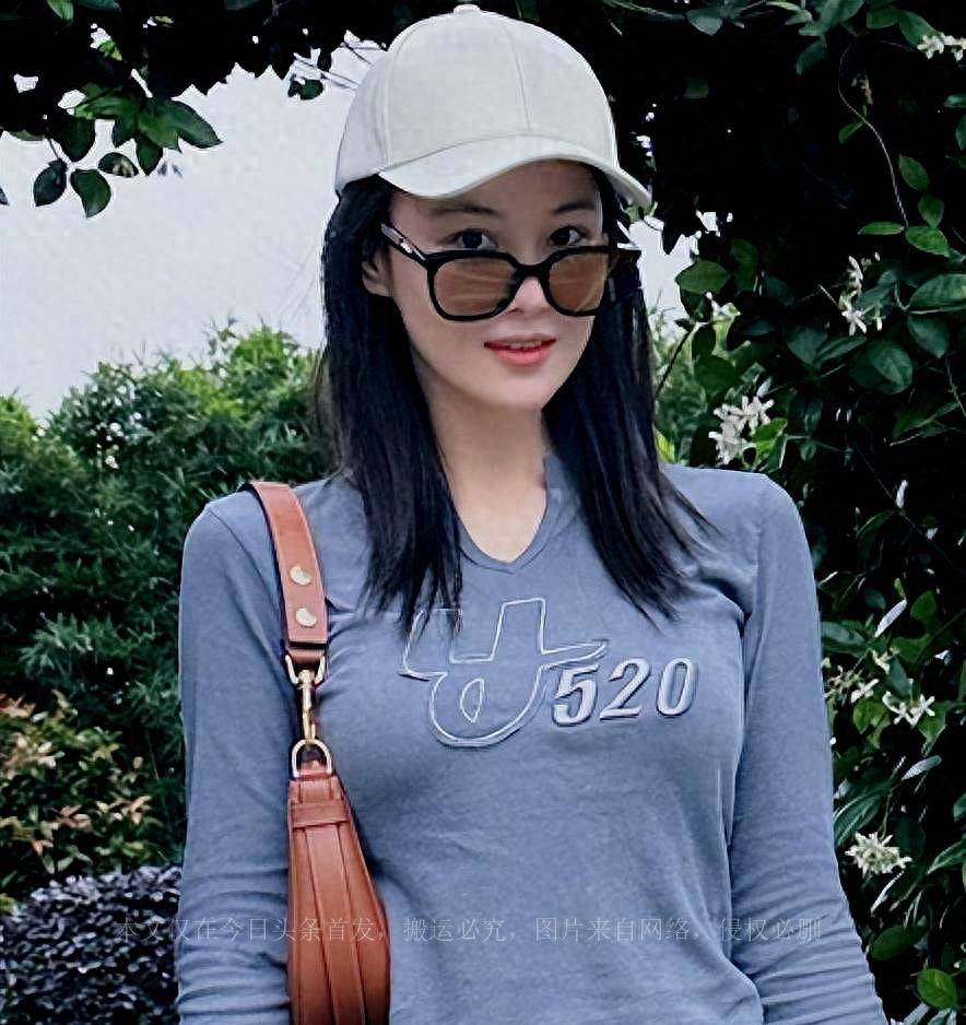 张馨予晒田园美照,时尚短裙搭配雨靴好接地气,老公视角下笑容甜_何捷